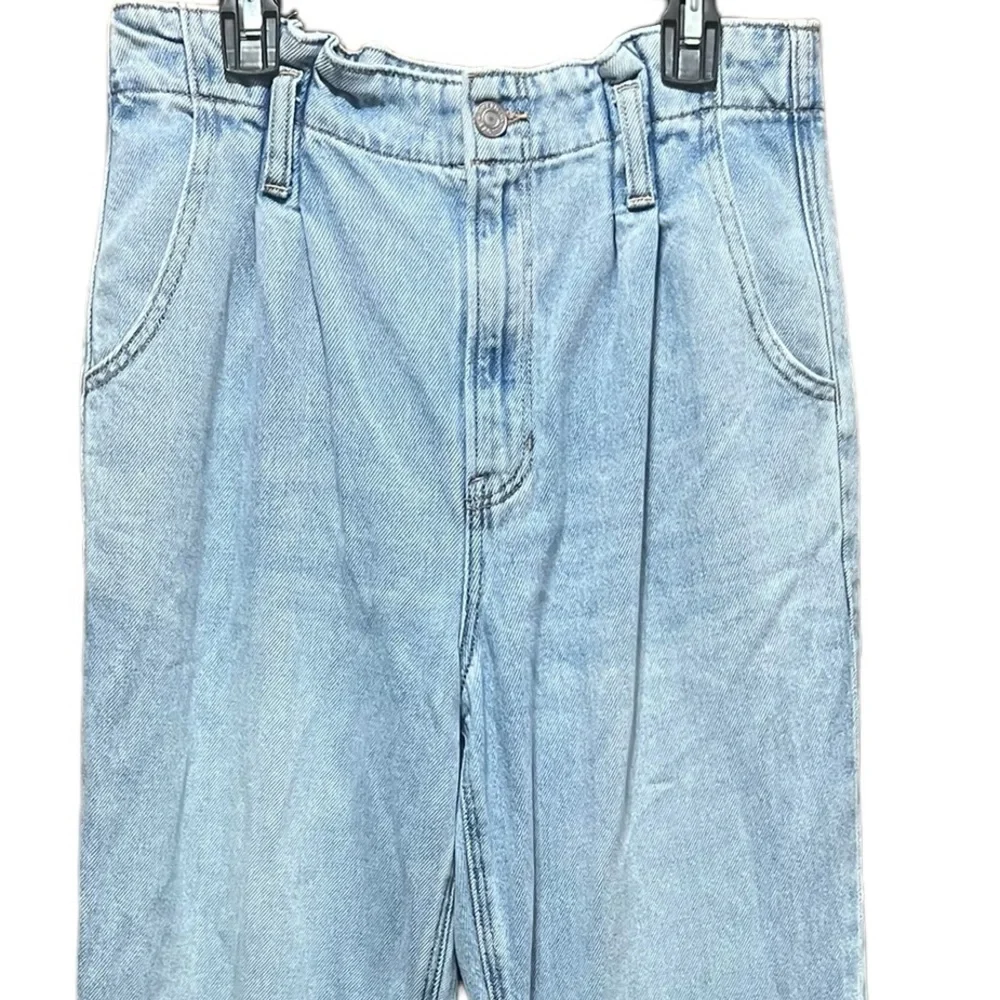 American Eagle Highest Waist Mom Jean in blue Heaven Size 4